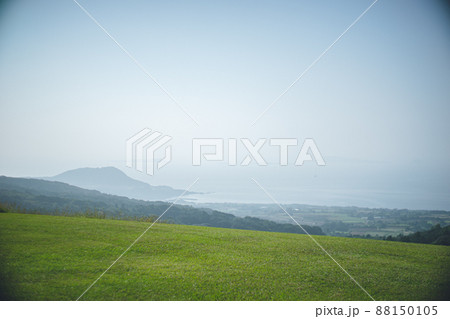 長崎県五島列島福江島五島市上大津町のパワースポット鬼岳の草原の風景 西海国立公園 長崎県五島列島福江島五島市上大津町のパワースポット鬼岳の草原の風景 西海国立公園 88150105