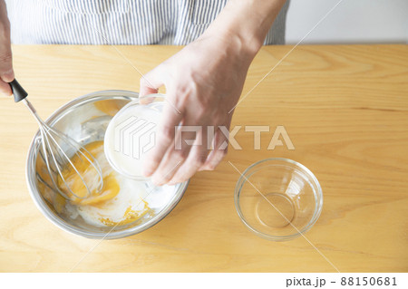 ステンレスボウルに卵と牛乳を混ぜているイメージ 88150681