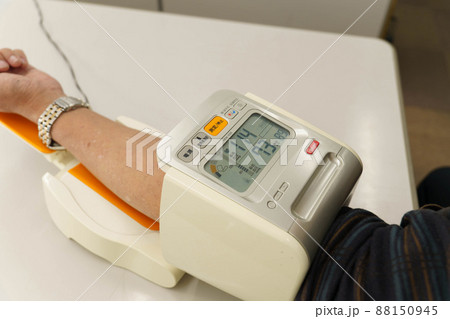 毎日の健康チェックに血圧測定 毎日の健康チェックに血圧測定 88150945