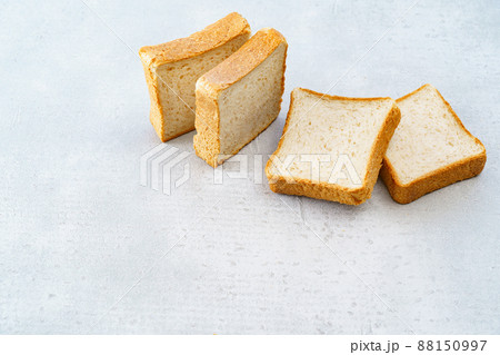 テーブルに置かれた全粒粉入り食パン テーブルに置かれた全粒粉入り食パン 88150997