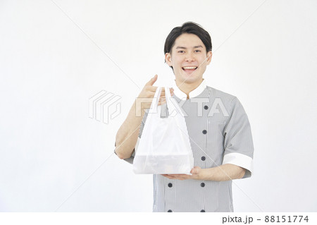 男性　飲食店店員　テイクアウト　白背景 88151774