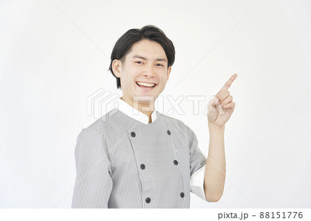 男性　飲食店店員　指差し　白背景 88151776