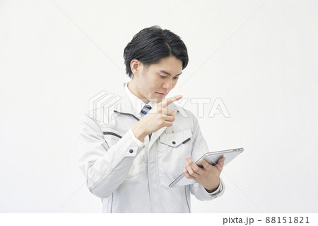 男性 作業員 タブレット 白背景 男性 作業員 タブレット 白背景 88151821