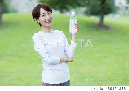 公園でペットボトルの水を飲む女性 公園でペットボトルの水を飲む女性 88151858