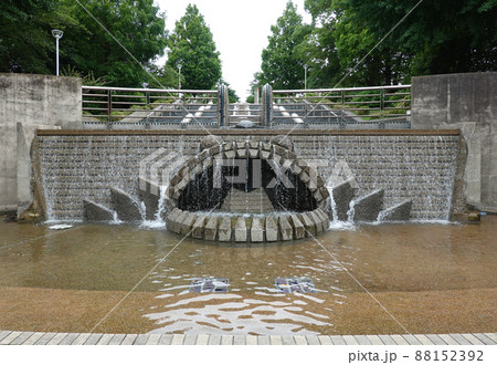 横浜の山下公園　石のステージ（神奈川県横浜市） 88152392