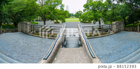横浜の山下公園 石のステージ(神奈川県横浜市) 横浜の山下公園 石のステージ(神奈川県横浜市) 88152393