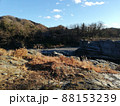 埼玉県長瀞荒川沿いから山を眺める 88153239