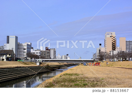 茨城県水戸市の桜川沿いの街並み 茨城県水戸市の桜川沿いの街並み 88153667