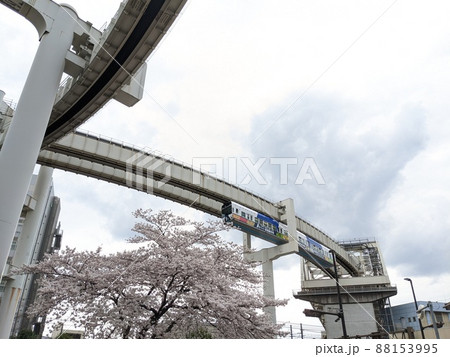 千葉都市モノレール1号線栄町駅前から2号線千葉方面に行く千葉モノレールタウンライナー1000形と桜 千葉都市モノレール1号線栄町駅前から2号線千葉方面に行く千葉モノレールタウンライナー1000形と桜 88153995