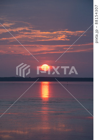 湖に沈む夕陽　サロマ湖 88154307