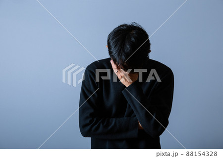 落ち込む若い男性 88154328