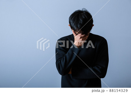 落ち込む若い男性 88154329