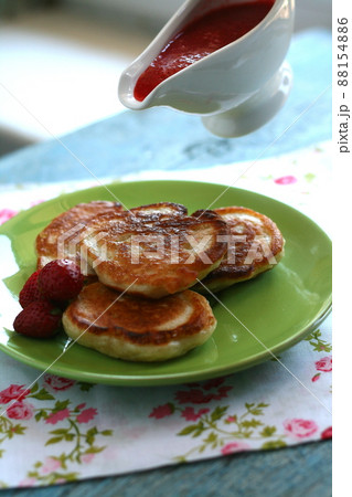 Pancakes with strawberries 88154886