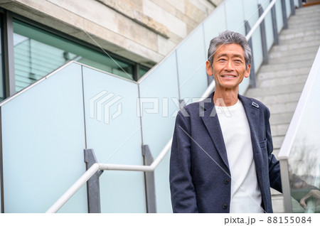 遠くを見つめるシニア男性 88155084