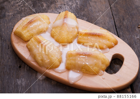 Cakes Madeleine poured sugar fondant Cakes Madeleine poured sugar fondant 88155166