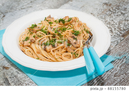 spaghetti with mushrooms,a mustard and herbs 88155780