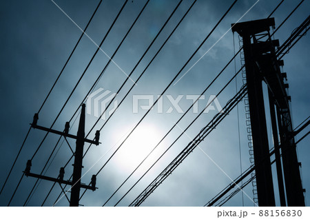 電柱と曇り空 88156830