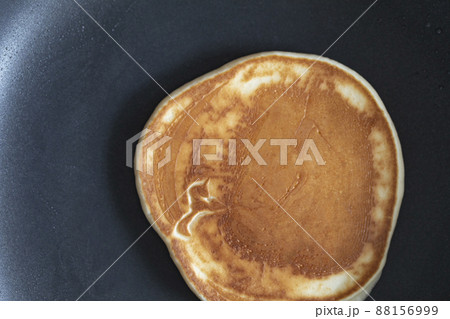 フライパンでホットケーキを焼いているところ 88156999