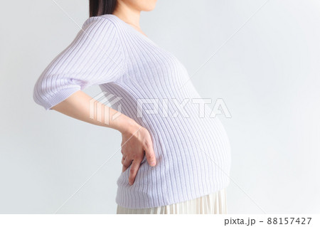 腰を反らす妊婦　お腹の張り　反り腰 88157427