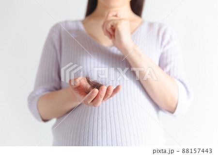 抜け毛　悩む妊婦 88157443