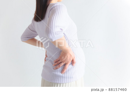 腰を反らせる妊婦 反り腰 腰を反らせる妊婦 反り腰 88157460