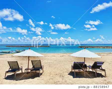 夏の沖縄県石垣島のリゾートのビーチチェアと海 88158947