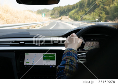 ナビに沿って走行する自動車の運転席部分 ナビに沿って走行する自動車の運転席部分 88159070