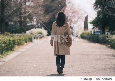 春のトレンチコートを着た女性の後ろ姿 春のトレンチコートを着た女性の後ろ姿 88159689