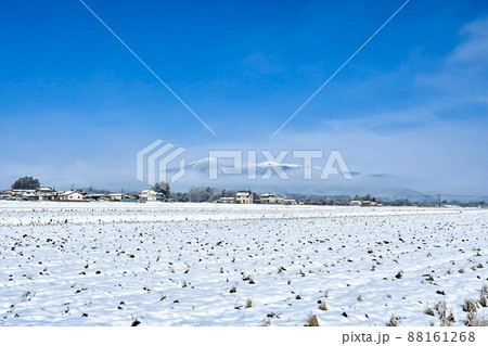 冬の朝霧の中の雪化粧の安達太良山 88161268