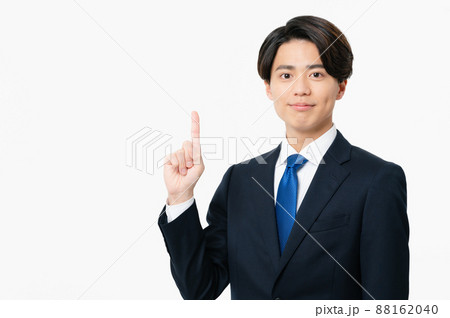 若いビジネスマン 指差しポーズ 若いビジネスマン 指差しポーズ 88162040