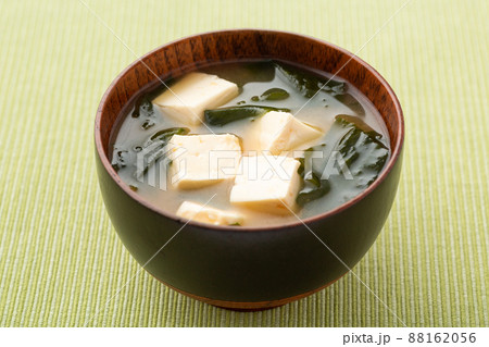 豆腐とわかめの味噌汁 豆腐とわかめの味噌汁 88162056