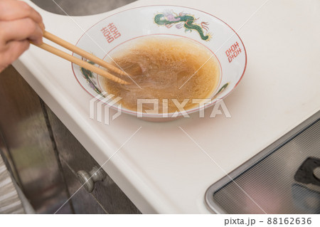 【ミドル主婦が濃厚醤油ラーメンのスープを作る】 88162636