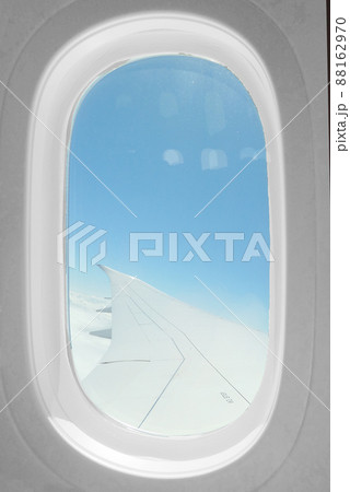 飛行機内の窓と空 飛行機内の窓と空 88162970