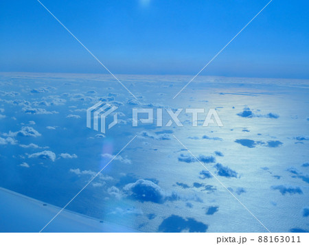 雲より高い位置から見た空 雲より高い位置から見た空 88163011