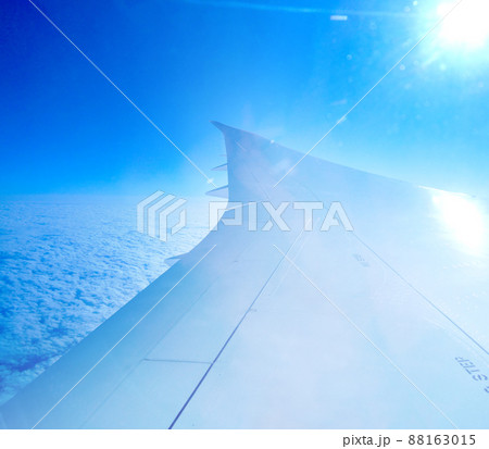 上空を飛んでいる飛行機の羽と空 上空を飛んでいる飛行機の羽と空 88163015