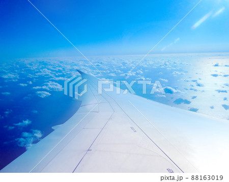 上空を飛んでいる飛行機の羽と空 上空を飛んでいる飛行機の羽と空 88163019