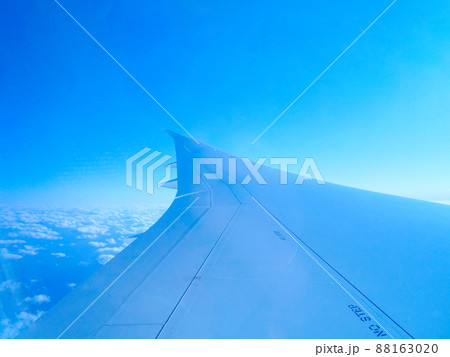 上空を飛んでいる飛行機の羽と空 上空を飛んでいる飛行機の羽と空 88163020
