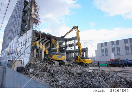 老朽化した公共建造物の解体作業をする重機 老朽化した公共建造物の解体作業をする重機 88164846