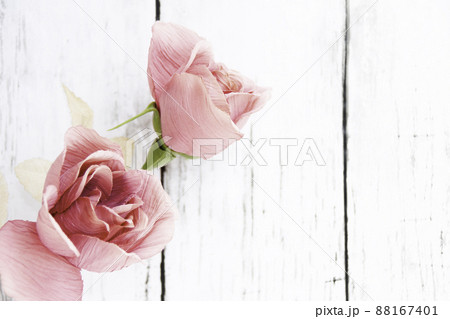 背景素材（白い木目板と薔薇） 88167401
