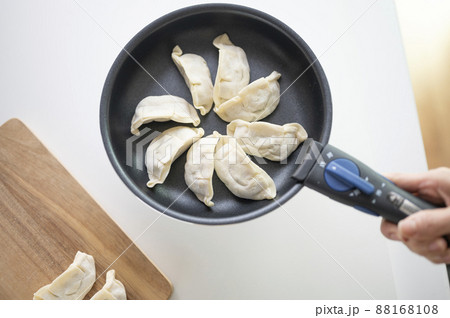 手作り生餃子をフライパンで焼く 手作り生餃子をフライパンで焼く 88168108