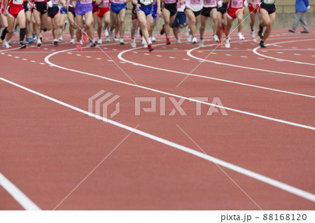 マラソンランナー　スタートダッシュ 88168120