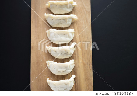 手作り生餃子一人前 手作り生餃子一人前 88168137