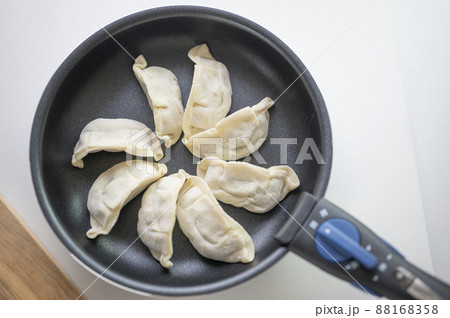 手作り生餃子フライパンに並べる 手作り生餃子フライパンに並べる 88168358