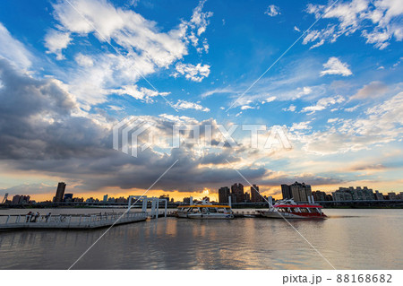 Sunset river landscape along the Dadaocheng area 88168682