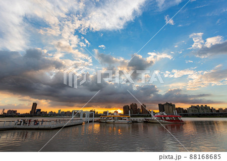 Sunset river landscape along the Dadaocheng area 88168685