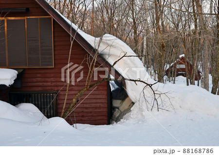 屋根に積もった雪が融雪で落ちて屋根が潰れた無人の別荘 屋根に積もった雪が融雪で落ちて屋根が潰れた無人の別荘 88168786