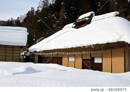 雪深い山村にたたずむ萱葺きな根の古民家 雪深い山村にたたずむ萱葺きな根の古民家 88168975