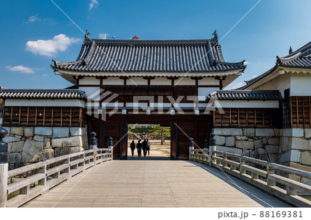 青空と広島城の城門 88169381