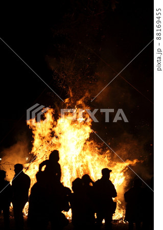 夜の左義長（神奈川県大磯町） 88169455