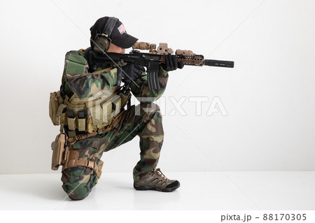 銃を構える軍人 Military personnel 銃を構える軍人 Military personnel 88170305